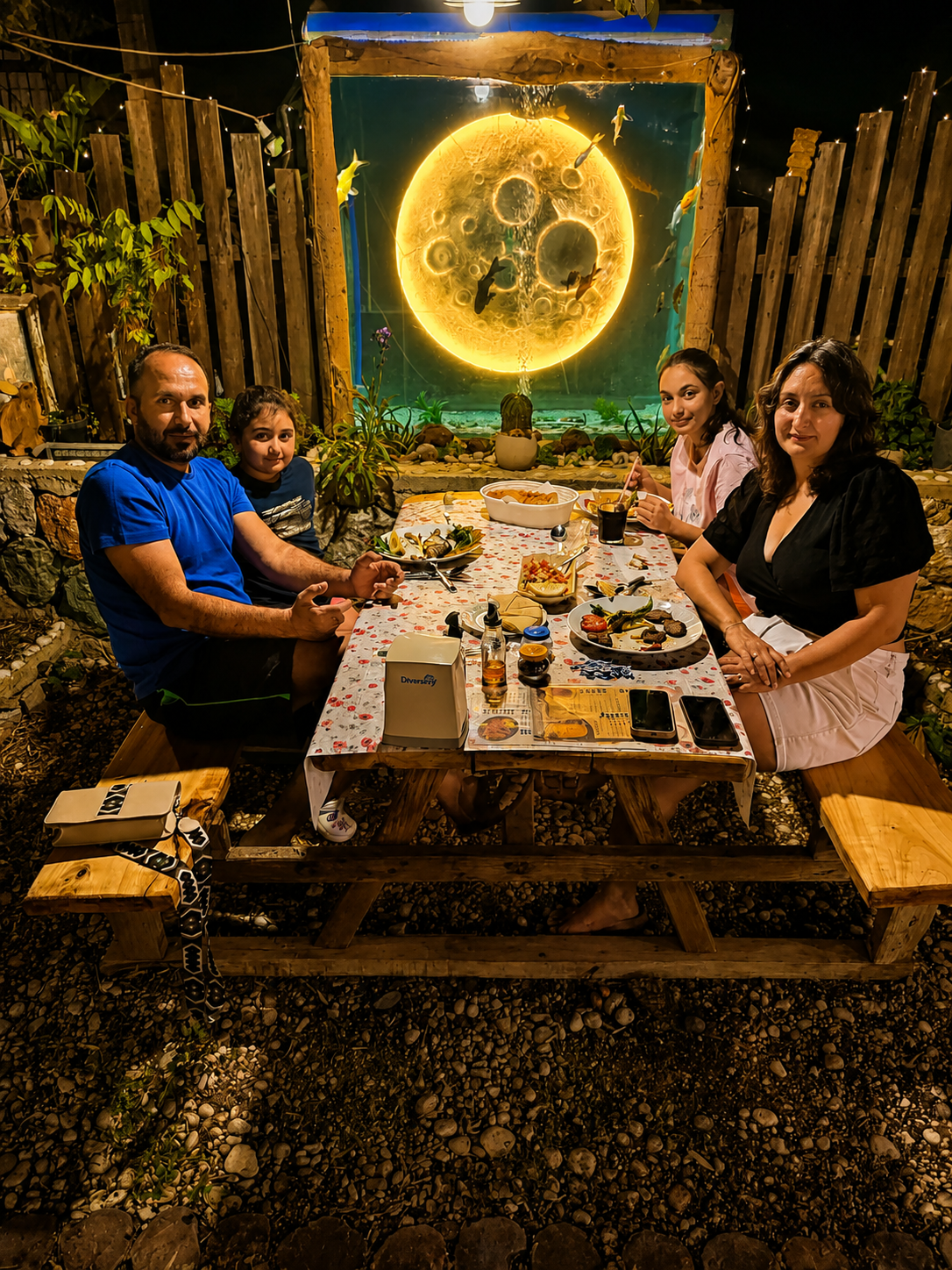 Akvaryum-ay önünde sofra
